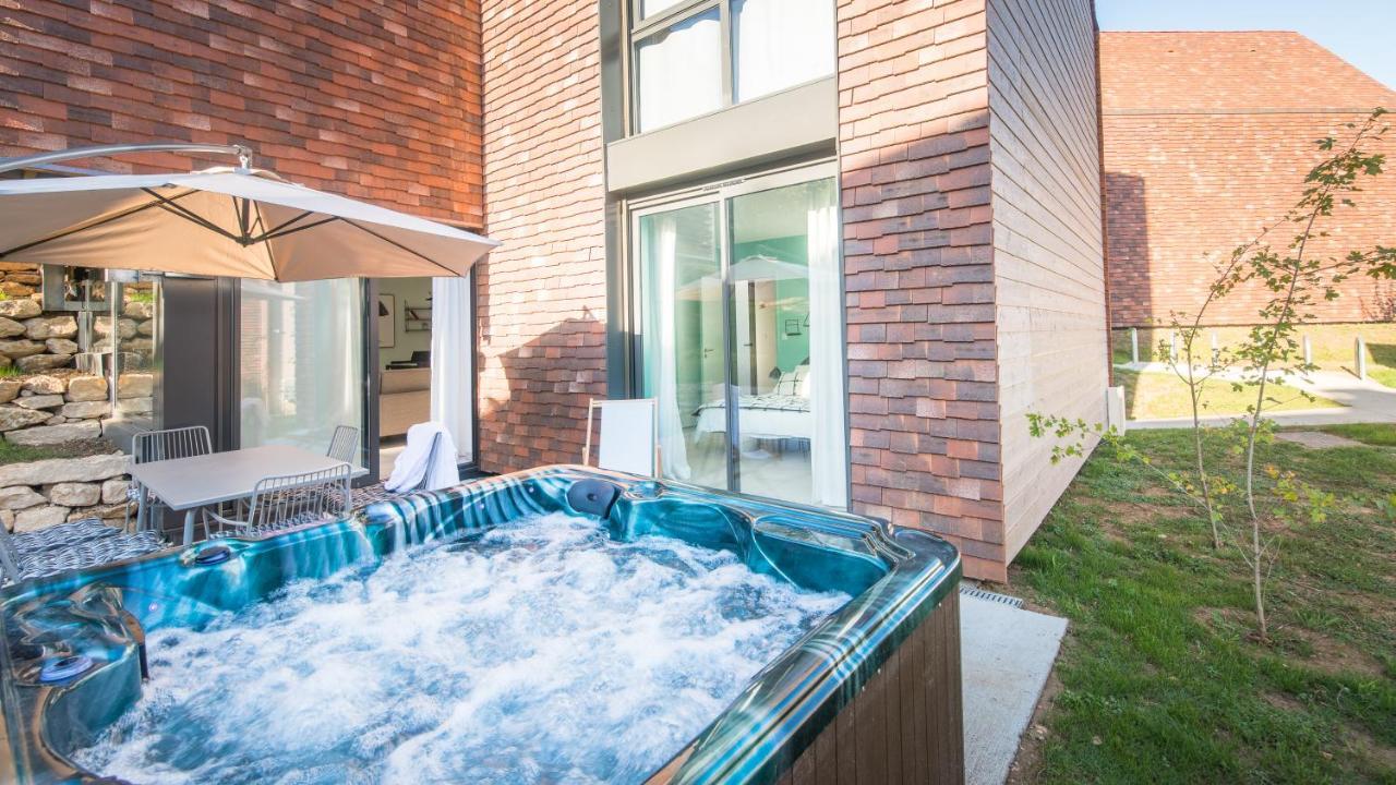 Ferienwohnung Cote Jardin Avec Jacuzzi Privatif Et Parking Prive Sarlat Exterior foto